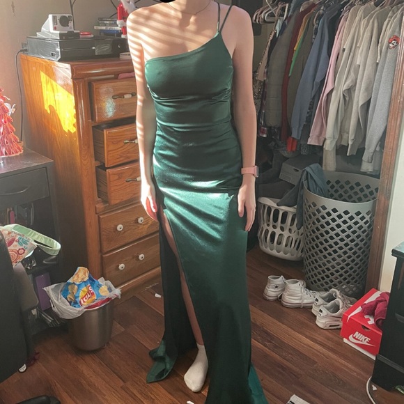 Emerald green prom/hoco Windsor dress. - Picture 1 of 2